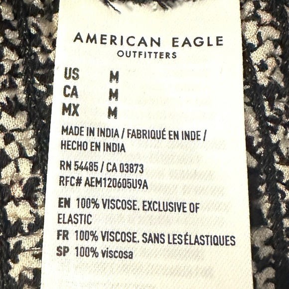 American Eagle Black White Floral Smocked Crop Top Women's M Long Sleeve Boho - Picture 8 of 9